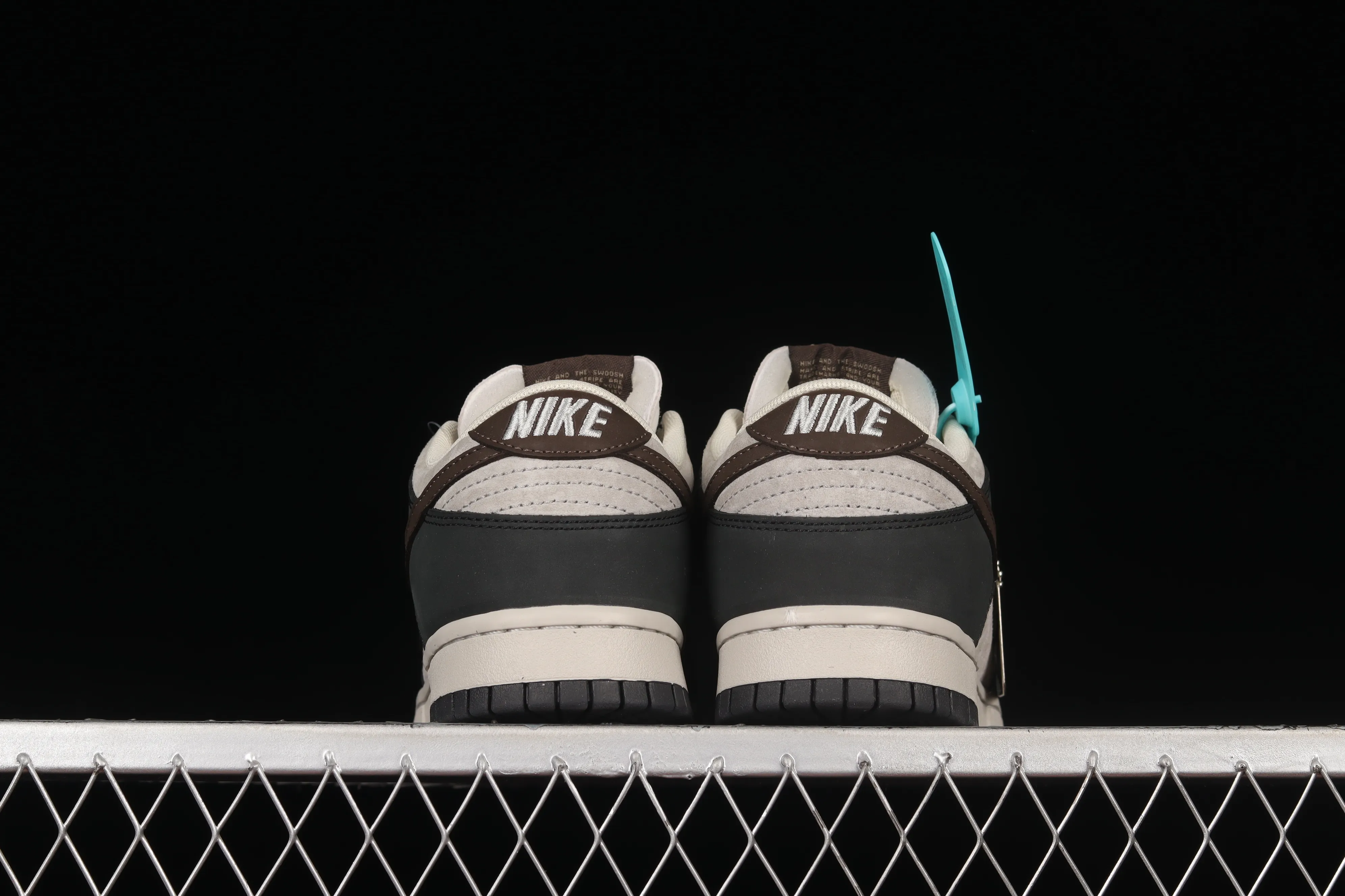 All Categories Nk SB Dunk Series Nk SB Dunk Low Low-top sneakers F version Otomo Katsuhiro x NK SB Dunk Low "Steamboy OST" Otomo Katsuhiro jointly branded SB low-top sports and leisure sneakers LF0039-002